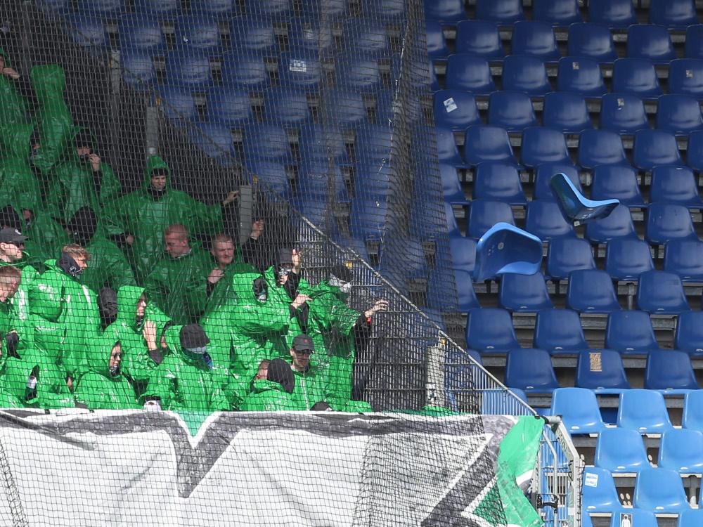 Hannover-Fans warfen mit Sitzschalen (Foto: www.imago-images.de/www.imago-images.de/SID/IMAGO/Michael Taeger)