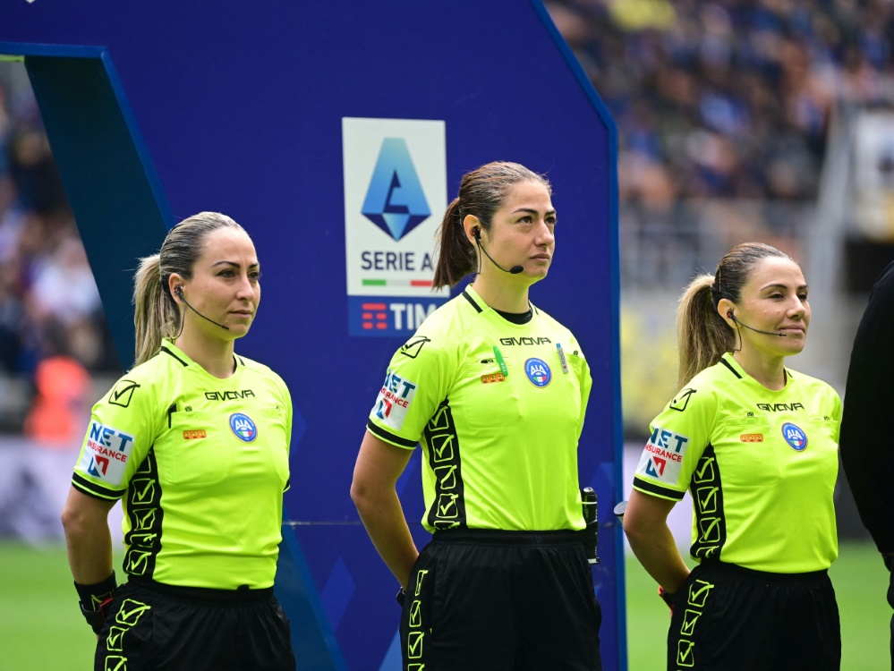 Premiere für ein komplett weibliches Referee-Team (Foto: AFP/SID/PIERO CRUCIATTI)