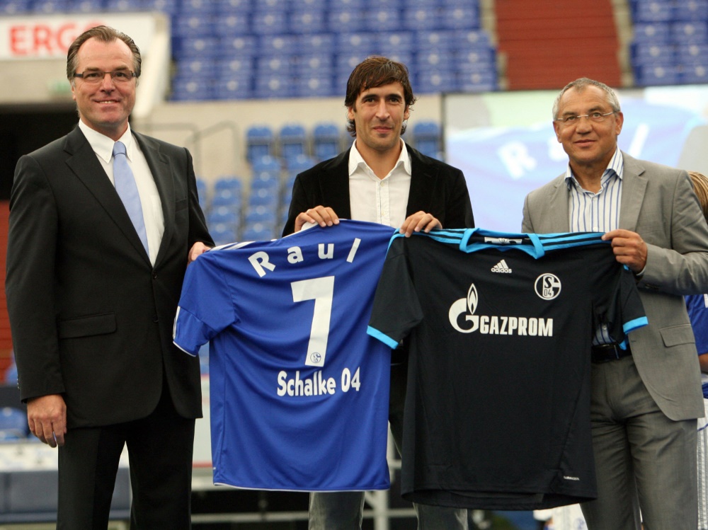 Einst zusammen auf Schalke: Raul (M.) und Magath (r.) (Foto: AFP/SID/PATRIK STOLLARZ)