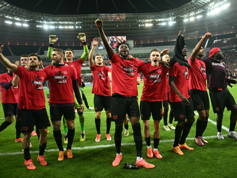 Die Bayer-Profis feierten den Erfolg mit den Fans (Foto: AFP/SID/INA FASSBENDER)