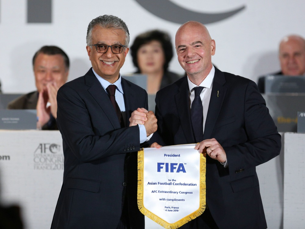 AFC-Chef Al-Khalifa mit FIFA-Boss Gianni Infantino (r.) (Foto: IMAGO/Xinhua/IMAGO/Xinhua/SID/via www.imago-images.de)