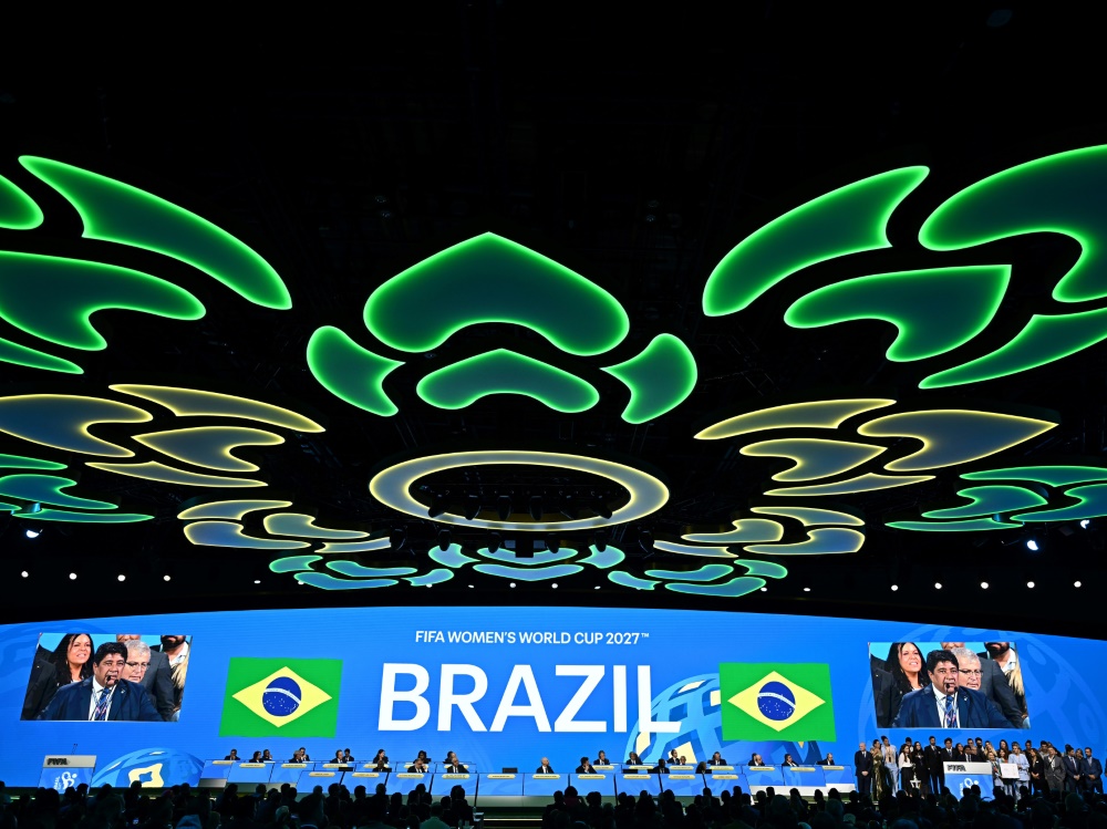 Brasilien feiert den WM-Zuschlag (Foto: AFP/SID/Manan VATSYAYANA)