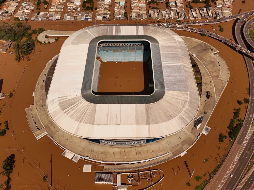 Schlammige Wassermassen umgeben das Stadion von Gremio (Foto: AFP/SID/CARLOS FABAL)