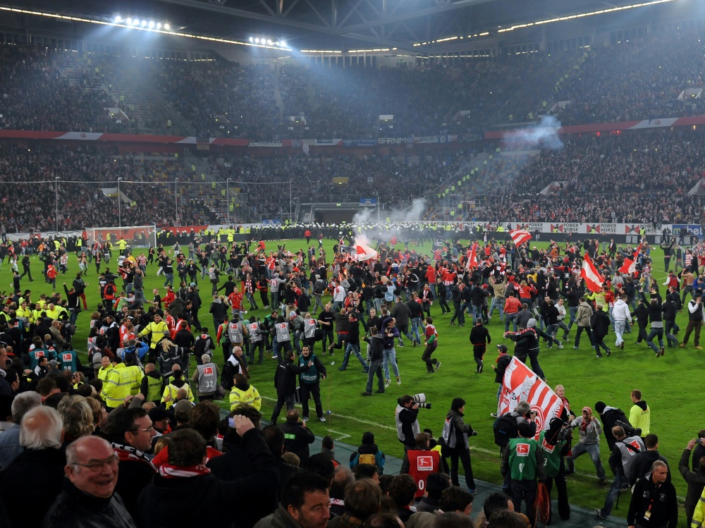 2012 fluteten Düsseldorf-Fans zu früh den Platz (Foto: FIRO/FIRO/SID)