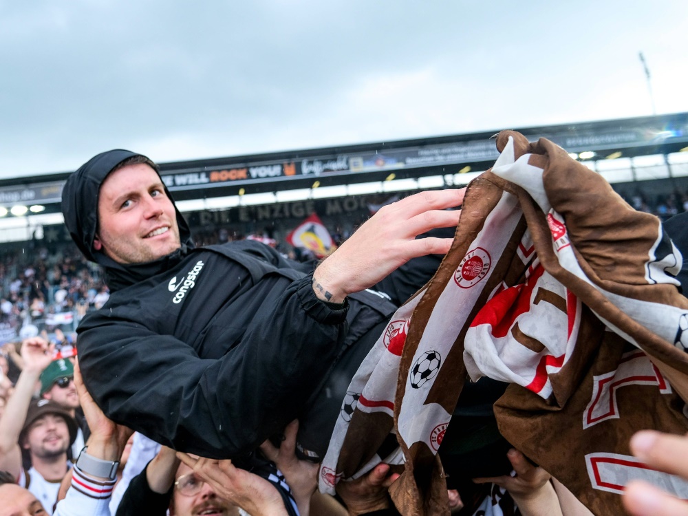 Fabian Hürzeler auf den Schultern der Fans (Foto: IMAGO/Florian Wiegan/IMAGO/Florian Wiegan/SID/IMAGO/Eibner-Pressefoto/Florian Wiegan)